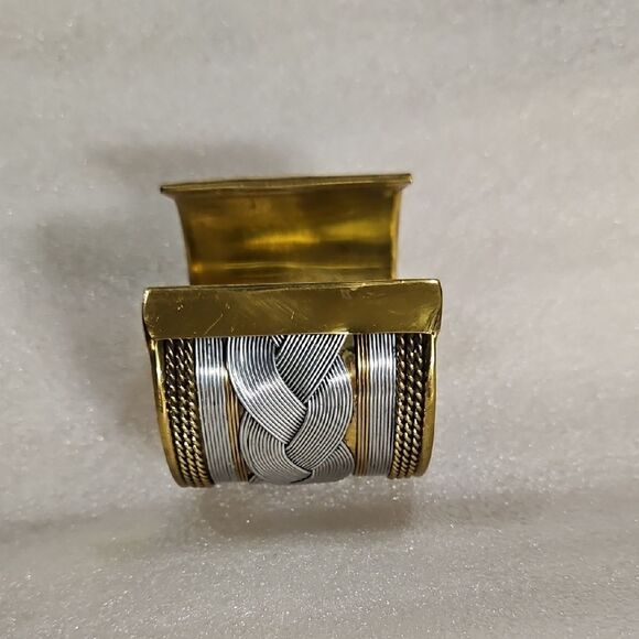 Vintage oversized cuff bracelet in two-tone metal with a braid detail. - Picture 2 of 4